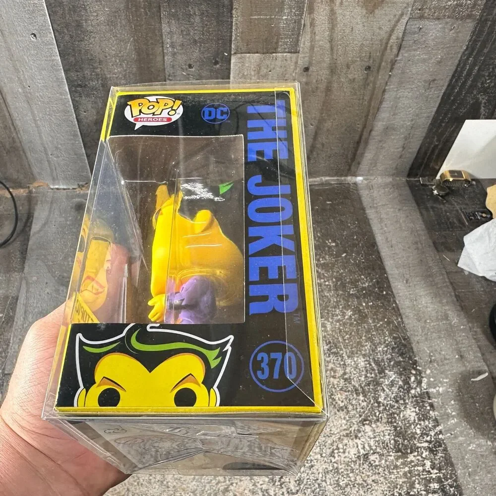 Funko Pop BlackLight: The Joker‎ #370 Batman Animated Series Hot Topic Exclusive